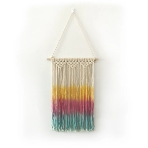 Décoration murale bohème en macramé tissé main avec franges colorées en dégradé