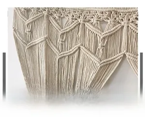 Vue macro détaillée du motif macramé tissé à la main en corde de coton blanc crème
