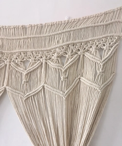 Détail d'une tapisserie bohème tissée à la main avec motifs géométriques et des franges