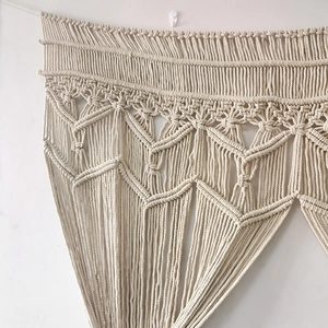 Gros plan détaillé sur un macramé bohème tissé main aux textures géométriques précises