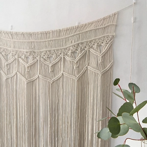 Détail du macramé en coton tissé à la main avec des motifs géométriques complexes