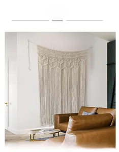 Détail d'une tapisserie murale en macramé tissé à la main avec franges style bohème
