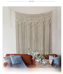 Gros plan sur la décoration murale en macramé avec tissage géométrique et longs franges