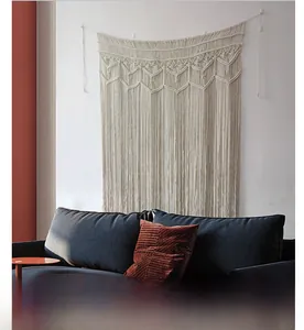 Vue détaillée de la tenture murale en macramé tissée à la main avec de longues franges en coton