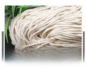 Makroaufnahme von Naturbaumwollseil mit weichen Fasern und geflochtener Textur für DIY