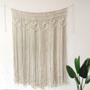 Suspension murale en macramé bohème faite main avec tissage géométrique pour mariage