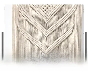 Detailaufnahme des handgewebten Makramee-Wandteppichs mit V-Muster und Fransen-Details
