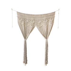 Tenture murale en macramé fait main avec tissage géométrique et franges beiges