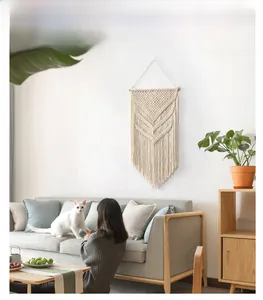 Detailaufnahme von handgefertigtem Boho-Wandteppich mit geometrischen Baumwollmustern