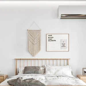 Handgefertigter Boho Wandbehang mit Makramee Textur und cremefarbenen Baumwollfransen