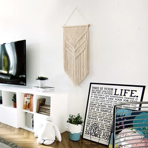 Handgefertigter Boho-Makramee-Wandbehang mit geometrischen Texturen und Fransen für Deko