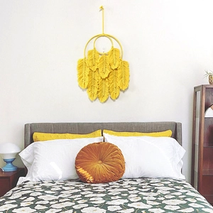 Décoration murale bohème faite main en macramé jaune avec glands en forme de plumes