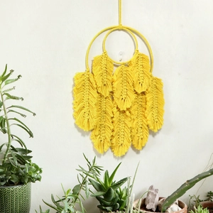 Décoration murale en macramé jaune avec des feuilles de plumes suspendues fait main