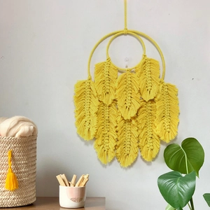 Décoration murale bohème en coton tressé avec plumes et feuilles en jaune vif