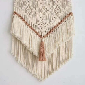 Détails de la tapisserie murale en macramé avec tissage complexe et franges faites à la main