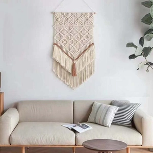 Vue détaillée de la tenture murale bohème tissée main avec glands marrons et franges coton