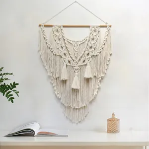 Détail de tapisserie murale bohème en coton tissé à la main avec franges et bois