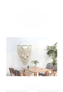 Détail d'une tapisserie bohème faite main en coton avec franges dans un salon moderne