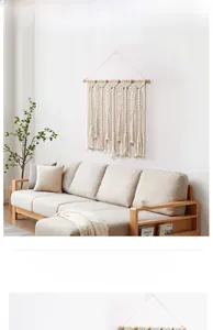 Détail de la tapisserie murale bohème en macramé avec franges en coton et support en bois