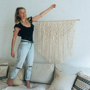 Detailaufnahme handgefertigter Boho-Wandteppich aus Baumwolle mit dekorativen Fransen