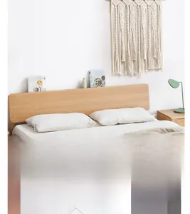 Détail de la tenture murale bohème en macramé fait main avec corde en coton et bois