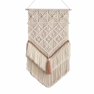 Suspension murale en macramé fait main avec franges terracotta et tissage bohème chic