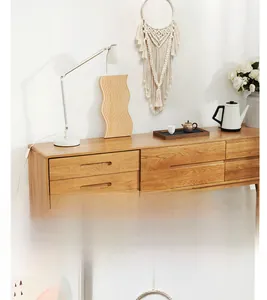Dettaglio di un arazzo boho in corda di cotone fatto a mano con lunghe nappe e trama tessuta