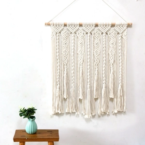 Suspension murale en macramé fait main avec motifs géométriques et franges sur bois