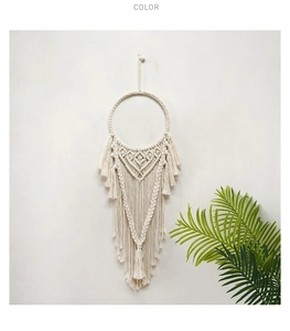 Dettaglio di macramè da parete boho in cotone bianco sporco con cornice circolare a mano