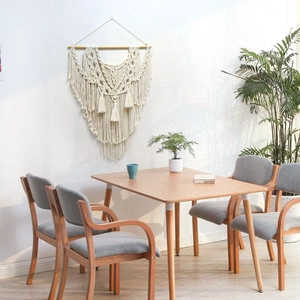 Tenture murale bohème tissée main avec motifs géométriques en coton et pompons