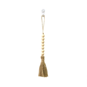 Détail de la guirlande bohème en perles de bois avec pompon rustique en corde de chanvre