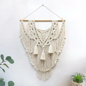 Tenture murale bohème faite main en macramé avec franges en coton et bois