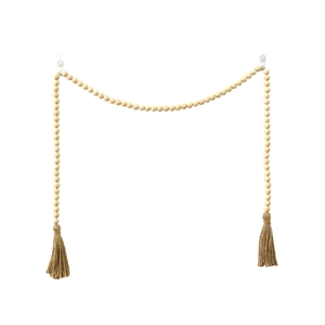 Détail de guirlande en perles de bois bohème avec pompons en jute pour décor