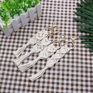 Set mit vier handgefertigten Makramee-Schlüsselanhängern mit Fransen und goldenen Karabinerhaken