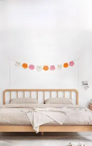 Dettaglio della decorazione murale in macramè fatta a mano con nappe boho colorate