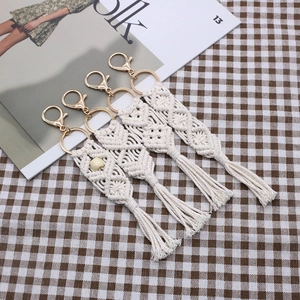 Set mit vier handgefertigten Macrame-Schlüsselanhängern mit gewebten Mustern und Quasten