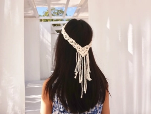 Detail van bohemien macramé hoofdband met handgeweven katoenen franjes op het model