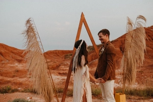 Detail van een bohemien handgemaakte katoenen geweven hoofdband met franjes in woestijn