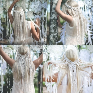 Detail van een bohemien wit macramé hoofdband met lange franjes in een bosrijk decor