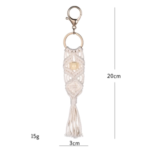 Makroaufnahme der 20cm handgefertigten Makramee-Schlüsselanhänger mit Holzperle und Goldverschluss