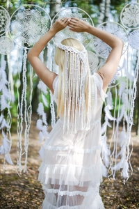 Detail van witte bohemian kanten hoofdband met lange kwastjes voor bruiloften en reizen