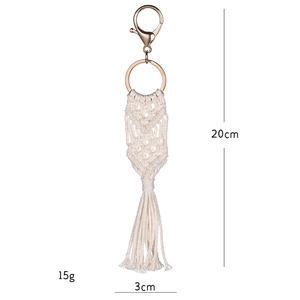Detailansicht des Boho-Makramee-Schlüsselanhängers mit Maßen 20 cm x 3 cm