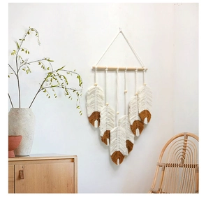Detail van bohemien handgemaakte katoenen geweven veren met houten kralen en een houten staaf