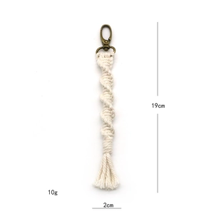 Details handgefertigter Macrame-Schlüsselanhänger aus Baumwolle mit bronzenem Haken 19cm