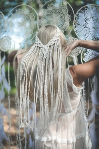 Detail van een bohemien macramé hoofdband met lange franjes en handgeweven knopen