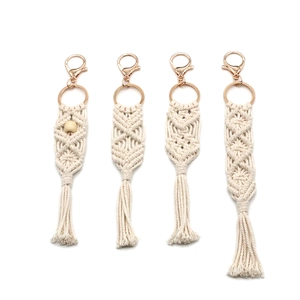 Handgefertigtes Boho-Schlüsselanhänger-Set aus Baumwolle mit roségoldenen Metallteilen
