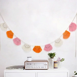 Striscione da parete boho in cotone intrecciato a mano con nappe bianche rosa e arancio