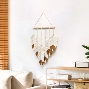 Bohemian handgeweven wandkleed met veren van katoen in crème en karamel op houten stok