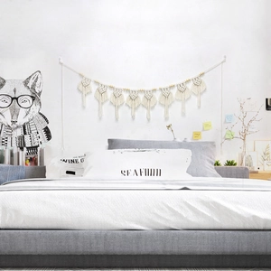 Decorazione da parete boho in macramè fatto a mano con nappe in cotone e perle di legno