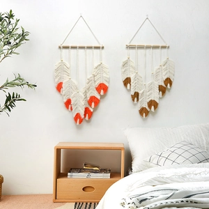 Handgemaakte boho macramé veren wanddecoratie met katoenen kwastjes voor huis
